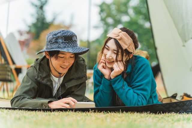 スマホを使ってオンライン相談している幸せそうなカップル